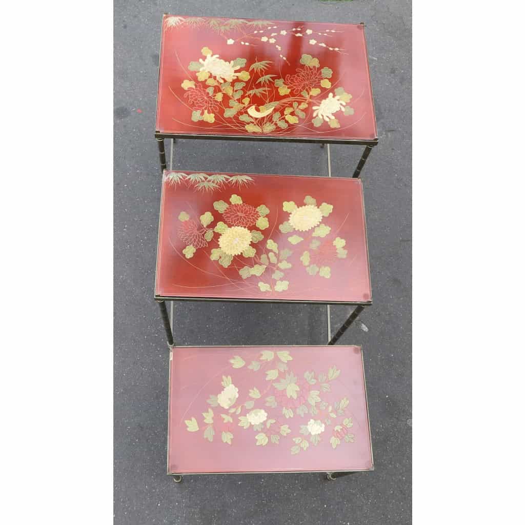1970′ Série de 3 Tables Gigognes Style Maison Jansen Déco Bambou en Bronze Doré Plateaux avec Laque de Chine Rouge Décor de Paysage avec Oiseau 2