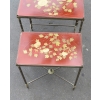 1970′ Série de 3 Tables Gigognes Style Maison Jansen Déco Bambou en Bronze Doré Plateaux avec Laque de Chine Rouge Décor de Paysage avec Oiseau 11
