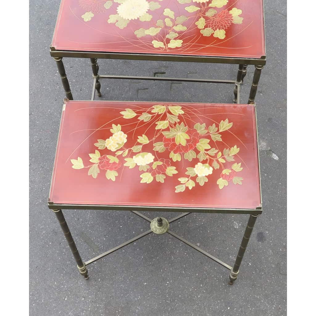 1970′ Série de 3 Tables Gigognes Style Maison Jansen Déco Bambou en Bronze Doré Plateaux avec Laque de Chine Rouge Décor de Paysage avec Oiseau 3