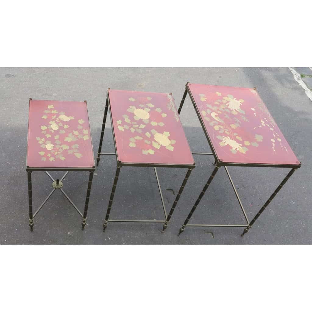 1970′ Série de 3 Tables Gigognes Style Maison Jansen Déco Bambou en Bronze Doré Plateaux avec Laque de Chine Rouge Décor de Paysage avec Oiseau 4