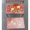 1970′ Série de 3 Tables Gigognes Style Maison Jansen Déco Bambou en Bronze Doré Plateaux avec Laque de Chine Rouge Décor de Paysage avec Oiseau 15
