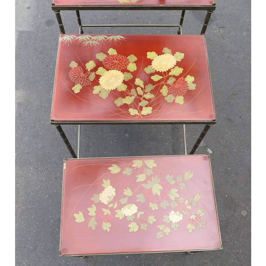 1970′ Série de 3 Tables Gigognes Style Maison Jansen Déco Bambou en Bronze Doré Plateaux avec Laque de Chine Rouge Décor de Paysage avec Oiseau 7