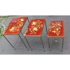1970′ Série de 3 Tables Gigognes Style Maison Jansen Déco Bambou en Bronze Doré Plateaux avec Laque de Chine Rouge Décor de Paysage avec Oiseau 16