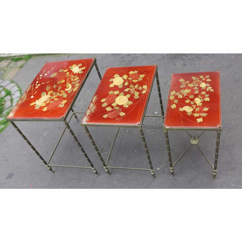 1970′ Série de 3 Tables Gigognes Style Maison Jansen Déco Bambou en Bronze Doré Plateaux avec Laque de Chine Rouge Décor de Paysage avec Oiseau 8