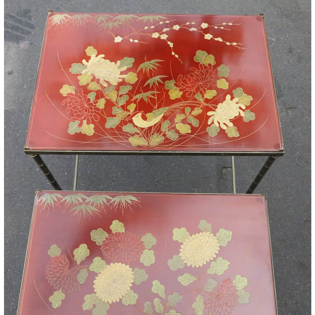 1970′ Série de 3 Tables Gigognes Style Maison Jansen Déco Bambou en Bronze Doré Plateaux avec Laque de Chine Rouge Décor de Paysage avec Oiseau 9