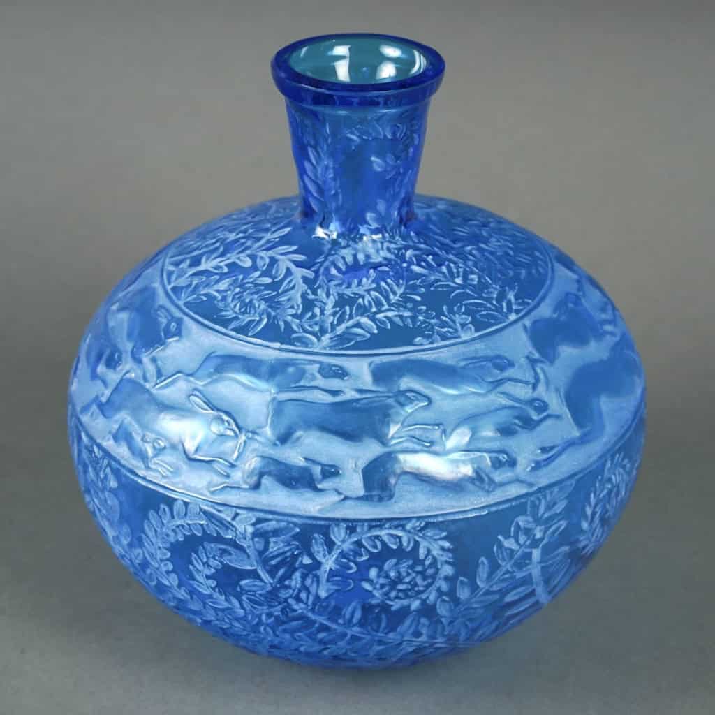 Vase "Lièvres" verre bleu électrique patiné blanc de René LALIQUE