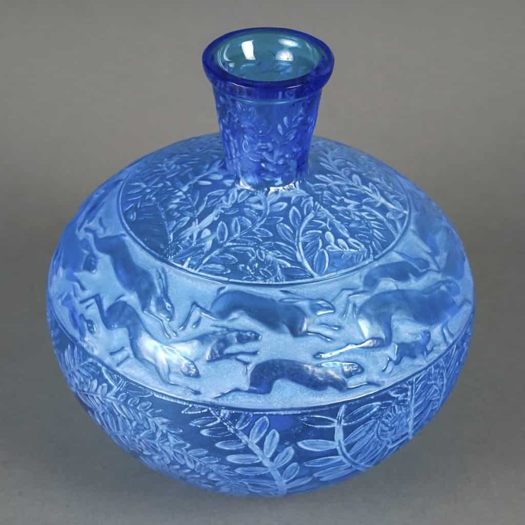 Vase "Lièvres" verre bleu électrique patiné blanc de René LALIQUE