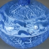 Vase "Lièvres" verre bleu électrique patiné blanc de René LALIQUE