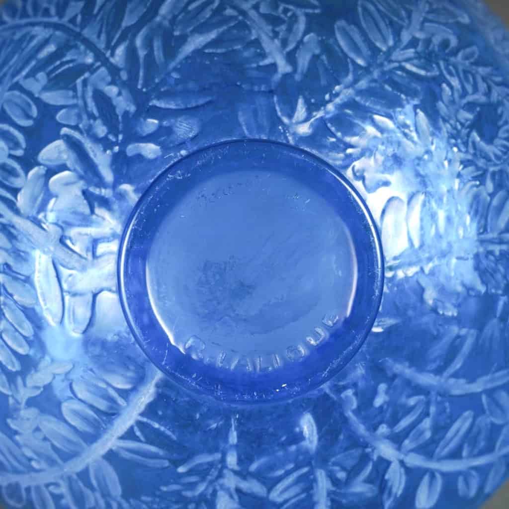 Vase "Lièvres" verre bleu électrique patiné blanc de René LALIQUE