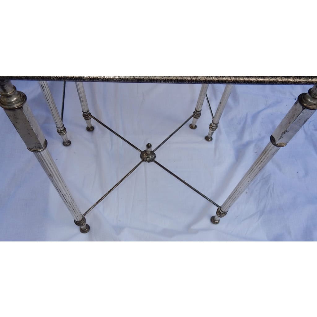 1970′ Série de 3 Tables Gigognes Maison Baguès en Métal Argenté, 3 Plateaux Miroirs Oxydés Vieillis et Montants Cannelés