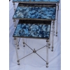 1970′ Série de 3 Tables Gigognes Maison Baguès en Métal Argenté, 3 Plateaux Miroirs Oxydés Vieillis et Montants Cannelés