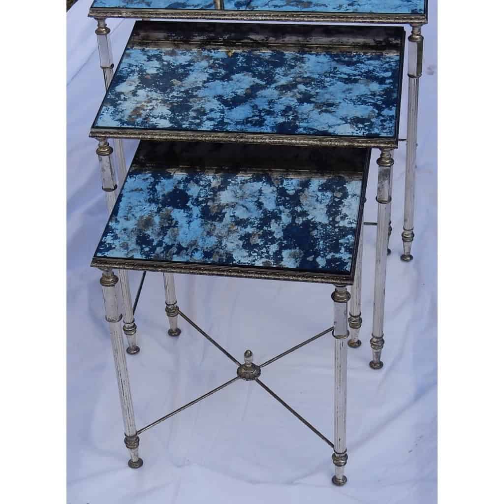 1970′ Série de 3 Tables Gigognes Maison Baguès en Métal Argenté, 3 Plateaux Miroirs Oxydés Vieillis et Montants Cannelés