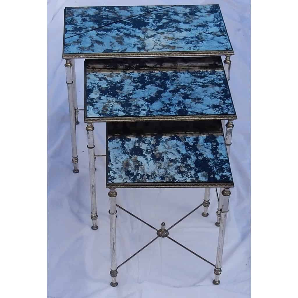 1970′ Série de 3 Tables Gigognes Maison Baguès en Métal Argenté, 3 Plateaux Miroirs Oxydés Vieillis et Montants Cannelés