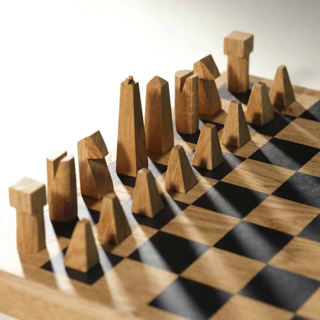 Echiquier, design contemporain, chêne massif & valchromat, XXIème siècle.