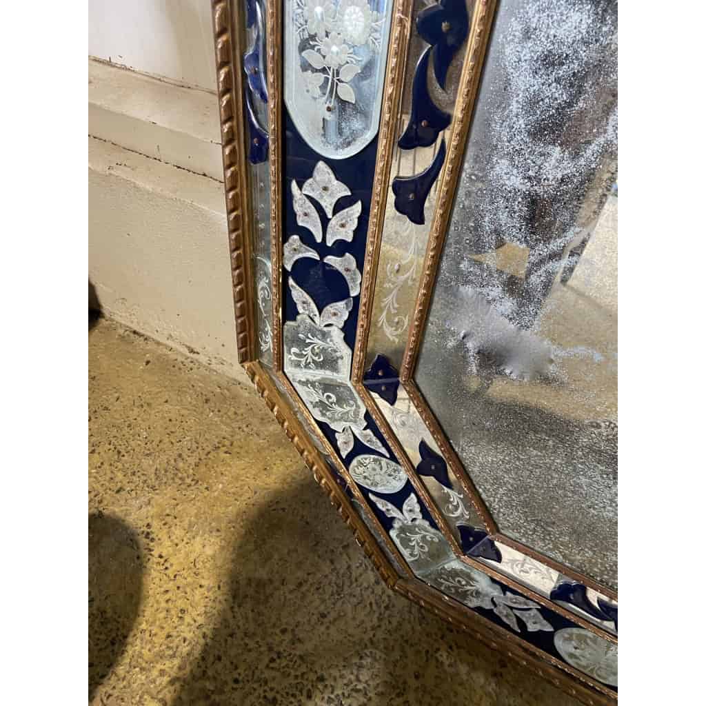 1970/80 Miroir Venise Octogonal Style Louis 14 Pareclose Bois Doré Avec Ornements En Verre Bleu Et Miroirs Oxydés | Biron 1970/80 Miroir Venise Octogonal Style Louis 14 Pareclose Bois Doré Avec Ornements En Verre Bleu Et Miroirs Oxydés