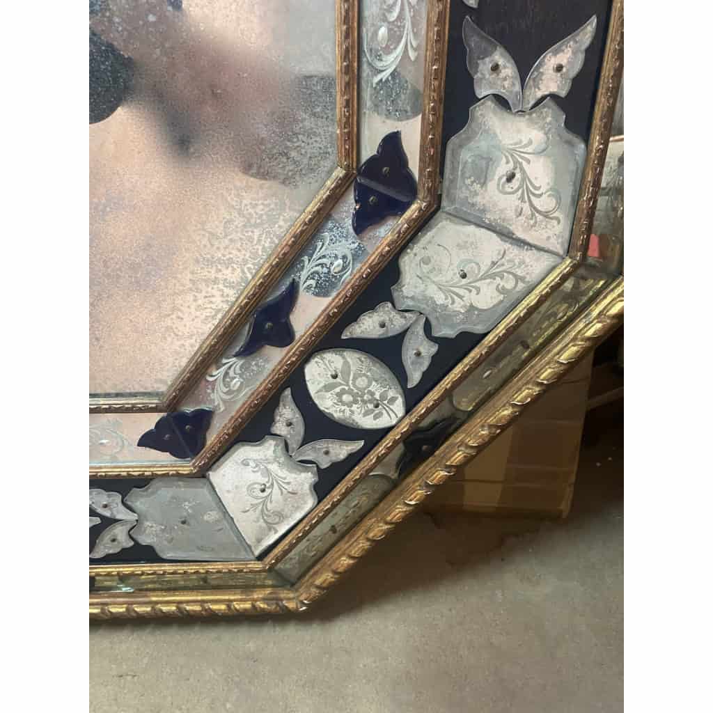1970/80 Miroir Venise Octogonal Style Louis 14 Pareclose Bois Doré Avec Ornements En Verre Bleu Et Miroirs Oxydés | Biron 1970/80 Miroir Venise Octogonal Style Louis 14 Pareclose Bois Doré Avec Ornements En Verre Bleu Et Miroirs Oxydés
