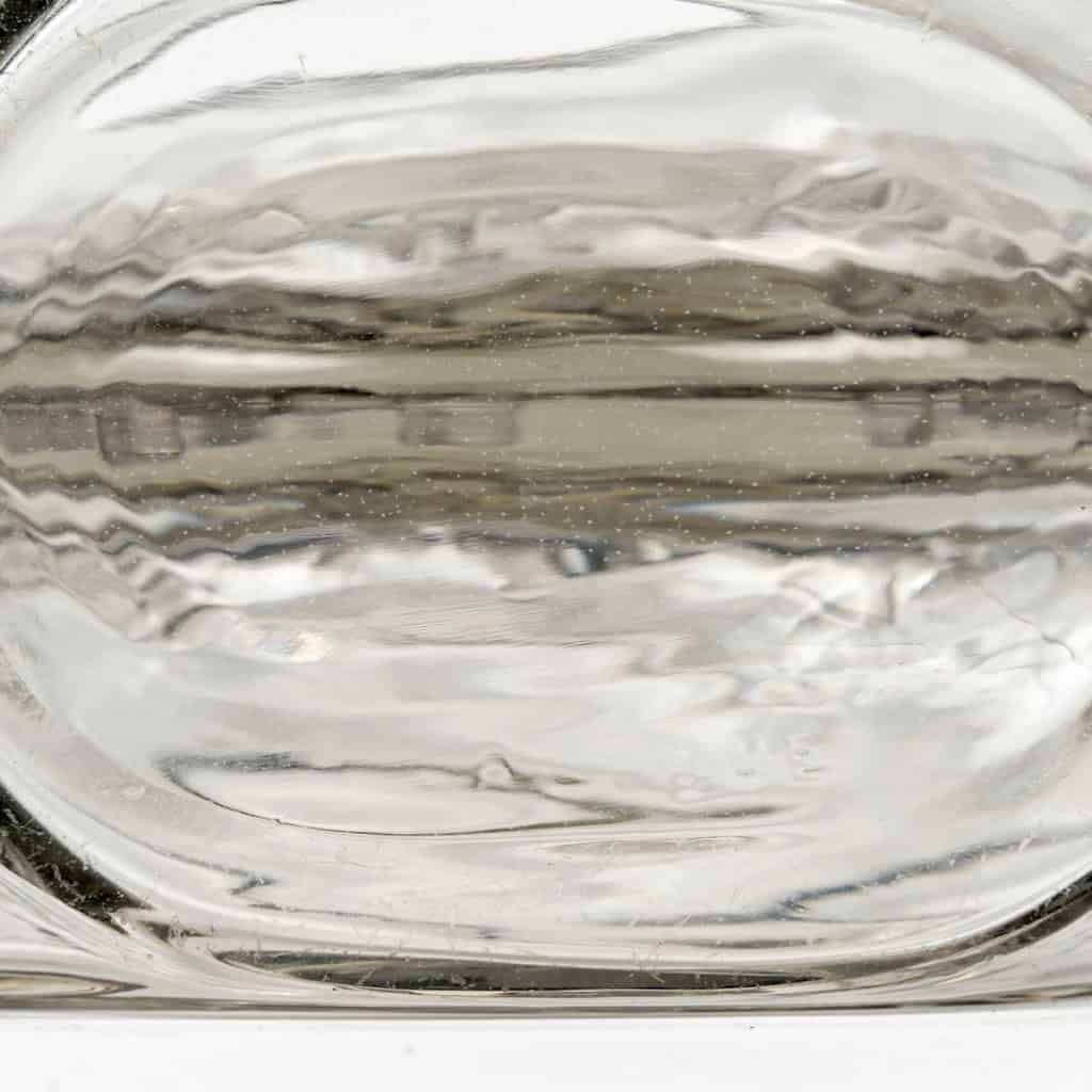 Carafe « Deux Danseuses » verre blanc patiné gris de René LALIQUE | Biron Carafe "Deux Danseuses" verre blanc patiné gris de René LALIQUE