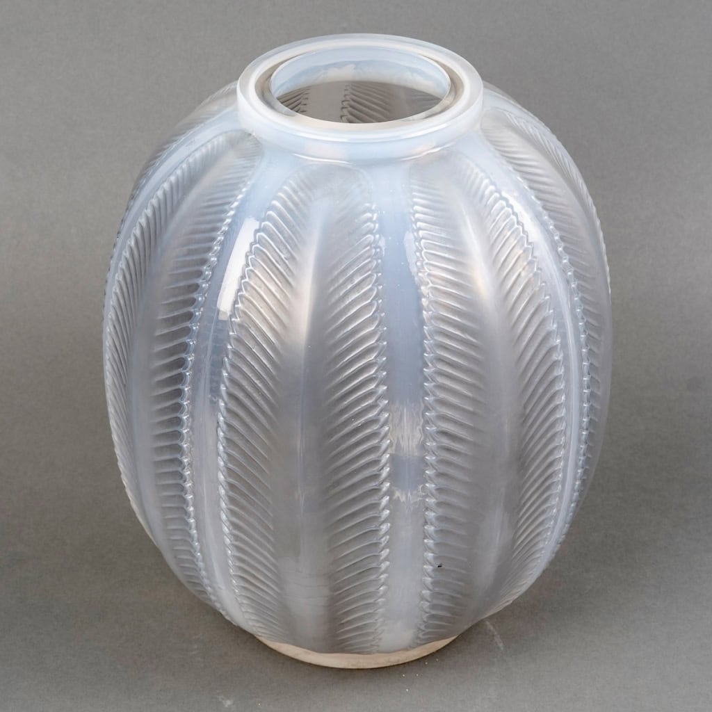Vase « Biskra » verre opalescent patiné gris de René LALIQUE | Biron Vase "Biskra" verre opalescent patiné gris de René LALIQUE