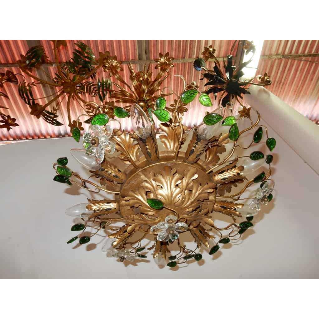 1970′ Plafonnier ou Applique à Décor de Fleurs et Feuilles en Métal Doré Style Maison Baguès Feuilles en Verre Coloré Vert | Biron 1970′ Plafonnier ou Applique à Décor de Fleurs et Feuilles en Métal Doré Style Maison Baguès Feuilles en Verre Coloré Vert