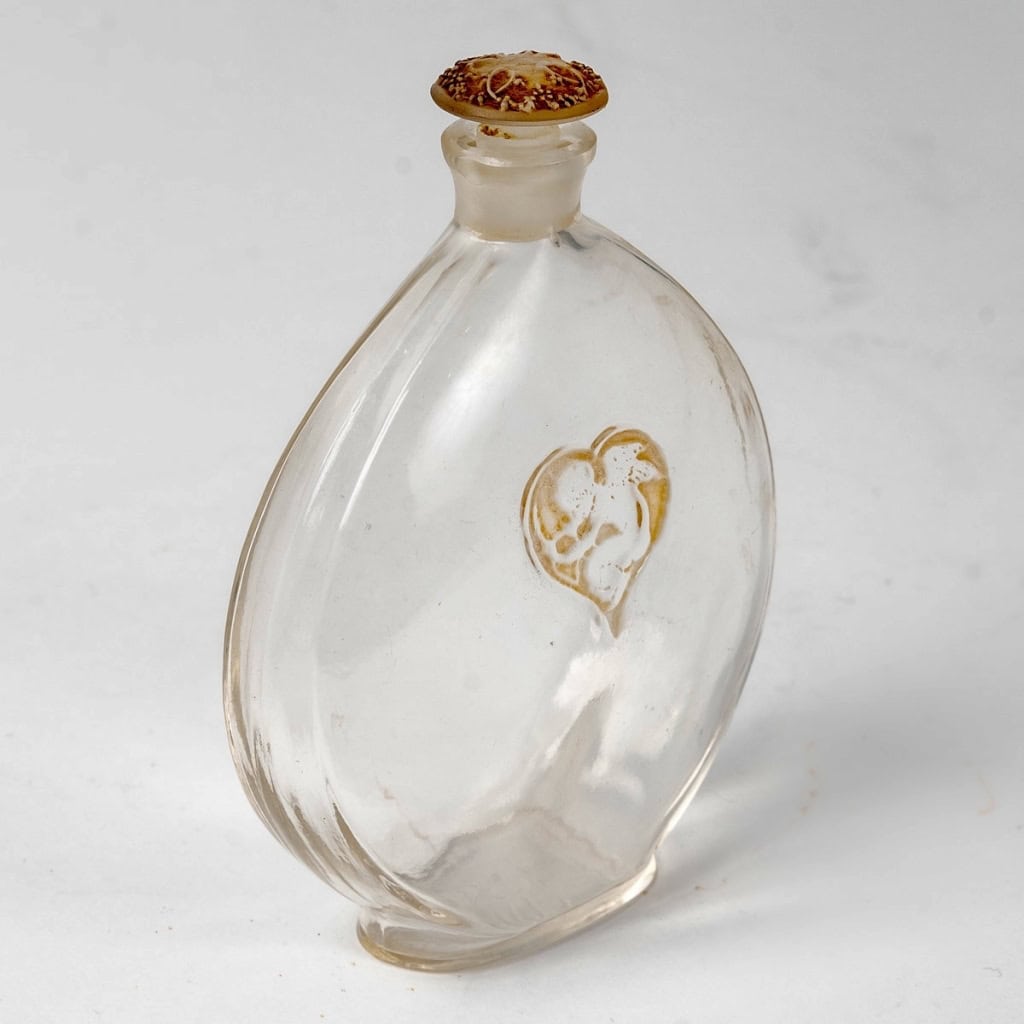 Flacon « L’Amour dans le Coeur » verre blanc patiné sépia de René LALIQUE pour Arys | Biron Flacon "L'Amour dans le Coeur" verre blanc patiné sépia de René LALIQUE pour Arys