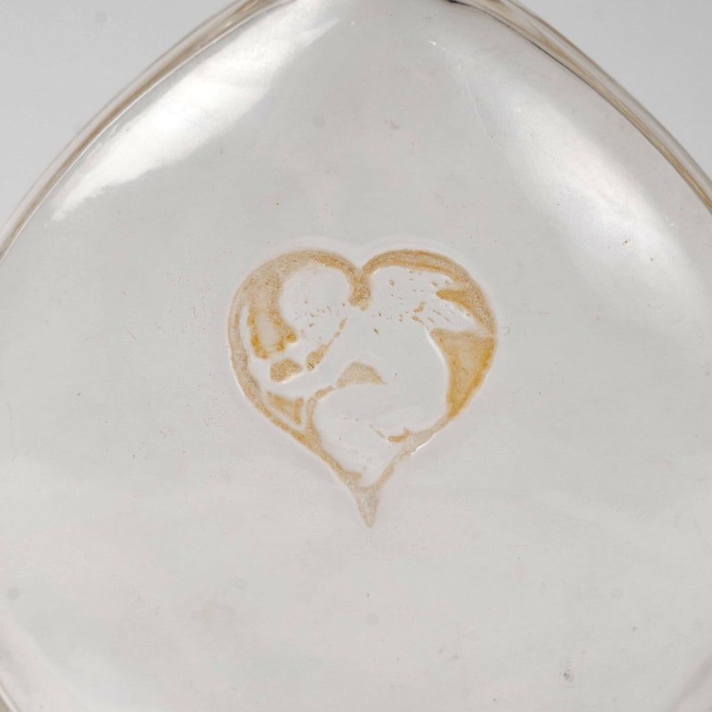 Flacon « L’Amour dans le Coeur » verre blanc patiné sépia de René LALIQUE pour Arys | Biron Flacon "L'Amour dans le Coeur" verre blanc patiné sépia de René LALIQUE pour Arys
