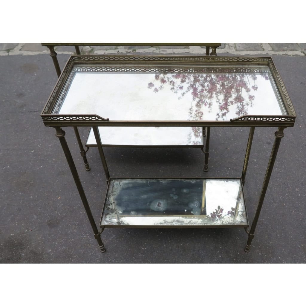 1970′ Paire de Bouts de Canapé Rectangulaires Maison Baguès Plateaux Miroirs Oxydés Argentés avec Galeries Ajourées | Biron 1970′ Paire de Bouts de Canapé Rectangulaires Maison Baguès Plateaux Miroirs Oxydés Argentés avec Galeries Ajourées
