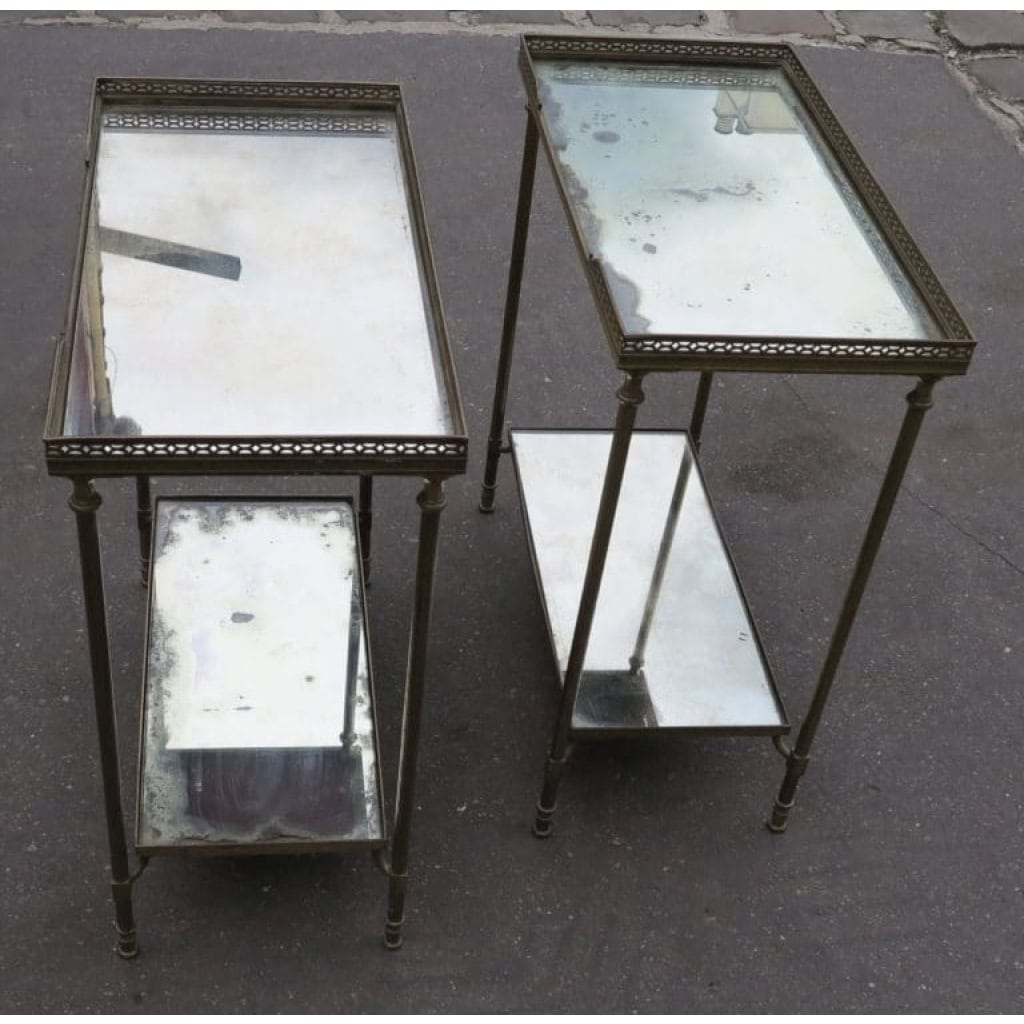 1970′ Paire de Bouts de Canapé Rectangulaires Maison Baguès Plateaux Miroirs Oxydés Argentés avec Galeries Ajourées | Biron 1970′ Paire de Bouts de Canapé Rectangulaires Maison Baguès Plateaux Miroirs Oxydés Argentés avec Galeries Ajourées