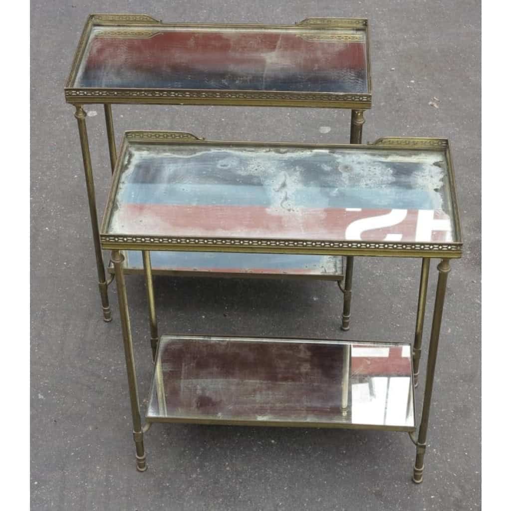 1970′ Paire de Bouts de Canapé Rectangulaires Maison Baguès Plateaux Miroirs Oxydés Argentés avec Galeries Ajourées | Biron 1970′ Paire de Bouts de Canapé Rectangulaires Maison Baguès Plateaux Miroirs Oxydés Argentés avec Galeries Ajourées