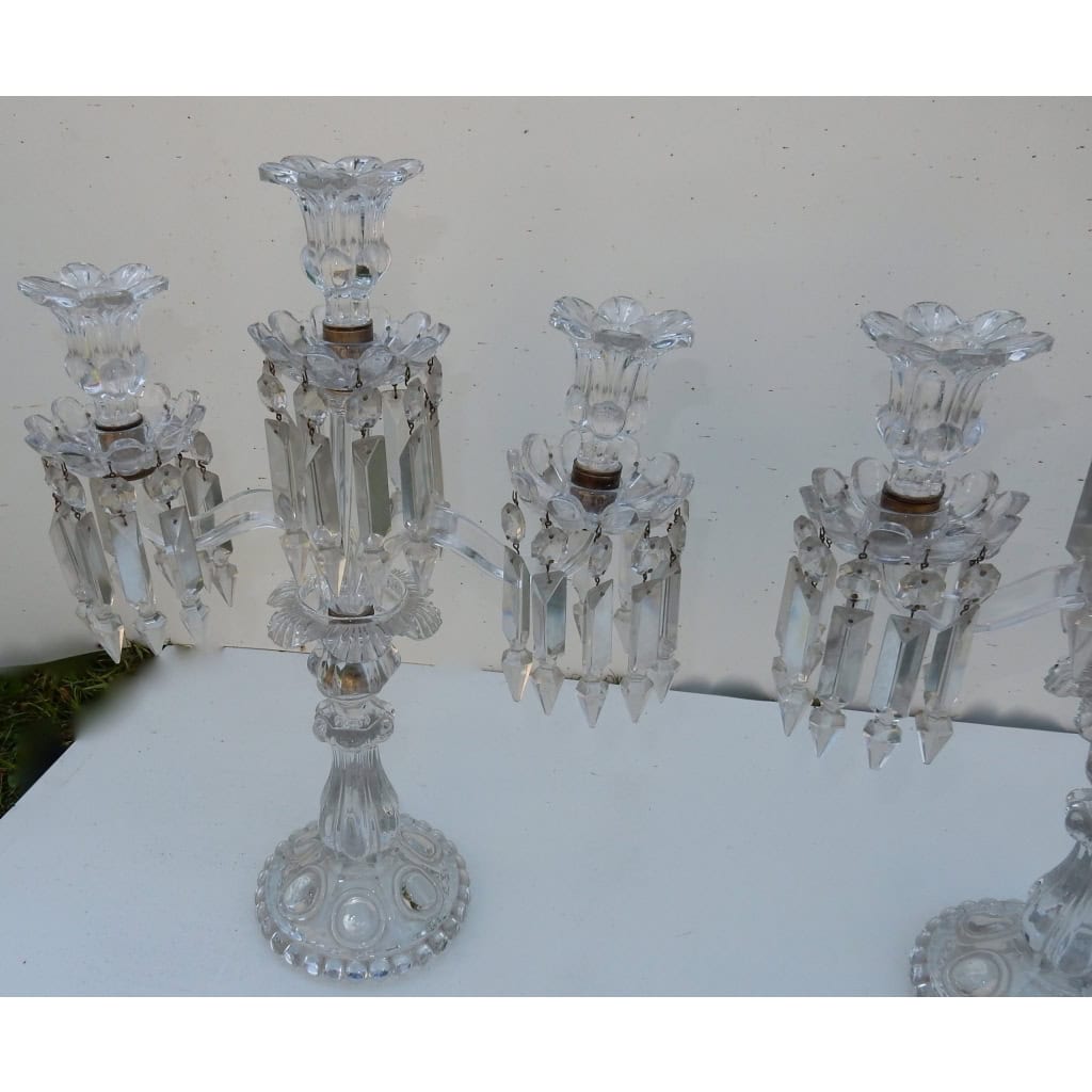 1950′ Paire de Chandeliers Avec 2 Branches Socles Perlés Et Signés En Relief BACCARAT | Biron 1950′ Paire de Chandeliers Avec 2 Branches Socles Perlés Et Signés En Relief BACCARAT