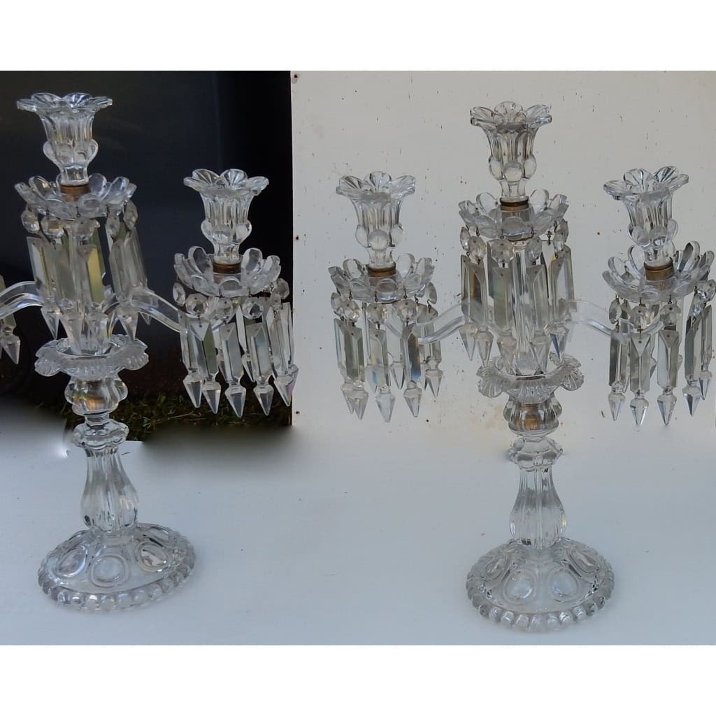 1950′ Paire de Chandeliers Avec 2 Branches Socles Perlés Et Signés En Relief BACCARAT | Biron 1950′ Paire de Chandeliers Avec 2 Branches Socles Perlés Et Signés En Relief BACCARAT