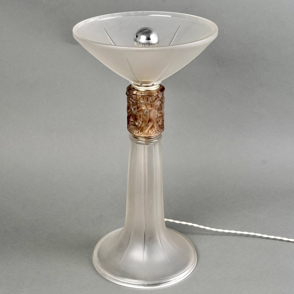 Lampe "Bague Personnages" verre blanc patiné sépia de René LALIQUE