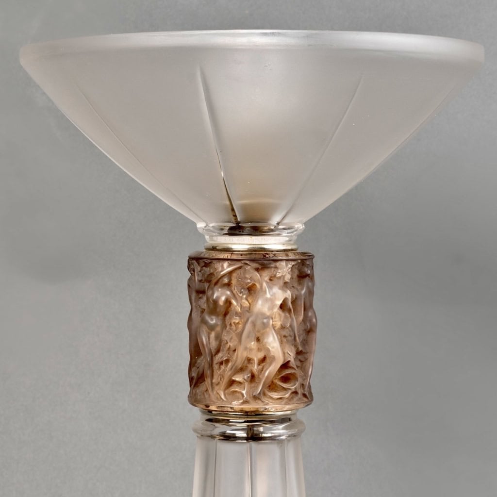 Lampe "Bague Personnages" verre blanc patiné sépia de René LALIQUE