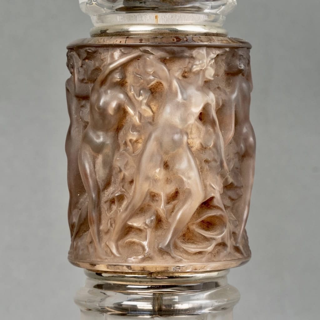 Lampe "Bague Personnages" verre blanc patiné sépia de René LALIQUE