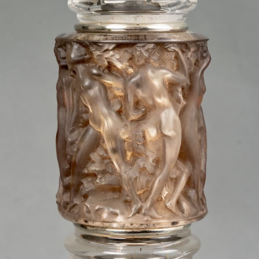 Lampe "Bague Personnages" verre blanc patiné sépia de René LALIQUE