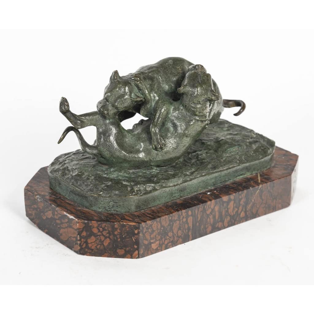 Sculpture en bronze de deux chiens jouant sur socle en marbre, XIXème siècle, époque Napoléon III. | Biron |||||||