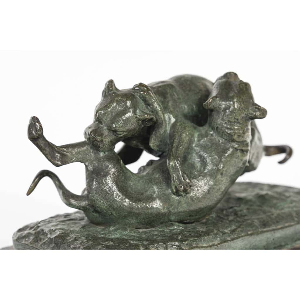 Sculpture en bronze de deux chiens jouant sur socle en marbre, XIXème siècle, époque Napoléon III. | Biron Sculpture en bronze de deux chiens jouant sur socle en marbre, XIXème siècle, époque Napoléon III.