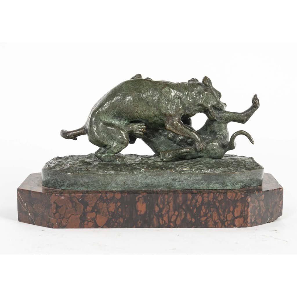 Sculpture en bronze de deux chiens jouant sur socle en marbre, XIXème siècle, époque Napoléon III. | Biron Sculpture en bronze de deux chiens jouant sur socle en marbre, XIXème siècle, époque Napoléon III.