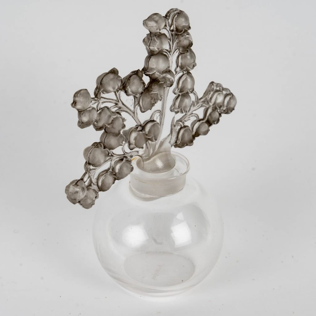 Flacon « Clairefontaine » verre blanc patiné gris de René LALIQUE | Biron Flacon "Clairefontaine" verre blanc patiné gris de René LALIQUE