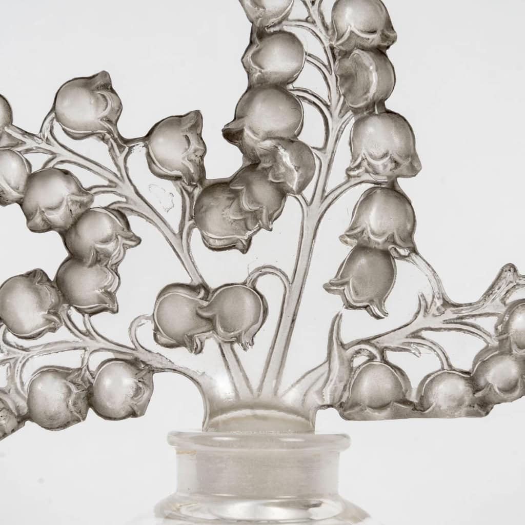 Flacon « Clairefontaine » verre blanc patiné gris de René LALIQUE | Biron Flacon "Clairefontaine" verre blanc patiné gris de René LALIQUE