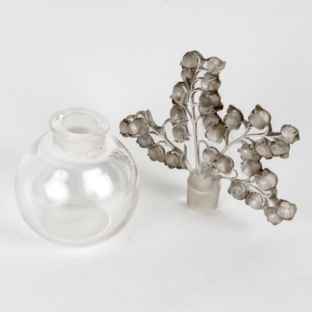 Flacon « Clairefontaine » verre blanc patiné gris de René LALIQUE | Biron Flacon "Clairefontaine" verre blanc patiné gris de René LALIQUE