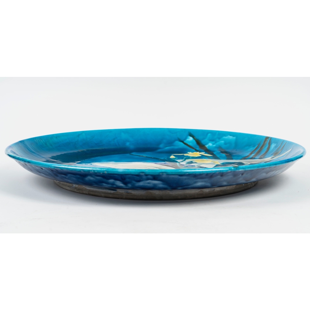 Théodore DECK (1823-1891), Important plat sur talon en faïence émaillée, circa 1875 | Biron Théodore DECK (1823-1891), Important plat sur talon en faïence émaillée, circa 1875