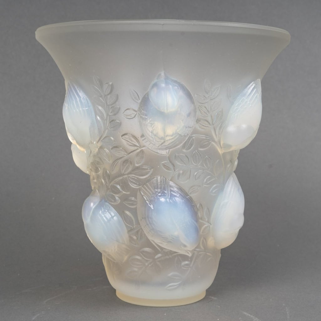 Vase « Saint François » en verre opalescent de René LALIQUE | Biron Vase « Saint François » en verre opalescent de René LALIQUE