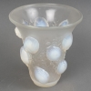 Vase « Saint François » en verre opalescent de René LALIQUE | Biron Vase « Saint François » en verre opalescent de René LALIQUE