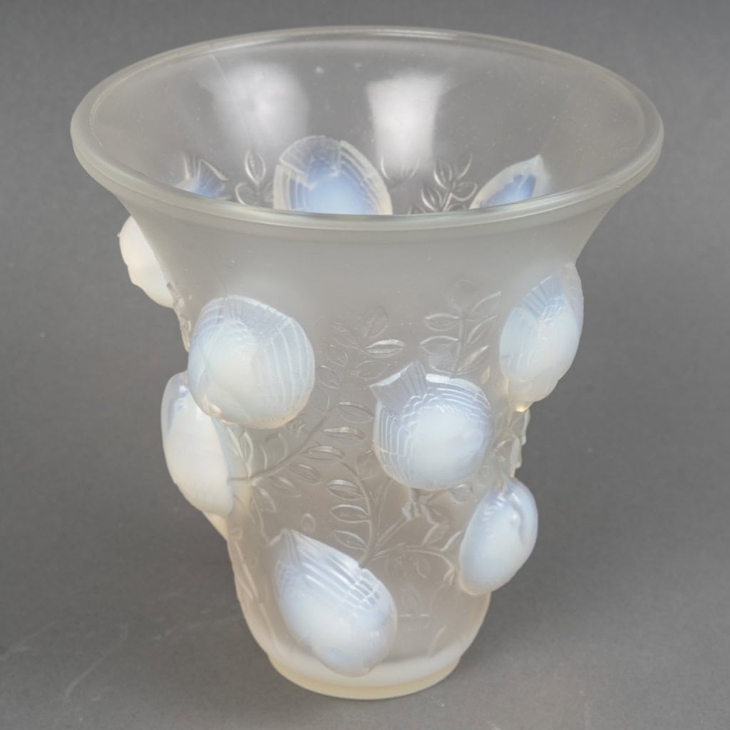 Vase « Saint François » en verre opalescent de René LALIQUE | Biron Vase « Saint François » en verre opalescent de René LALIQUE