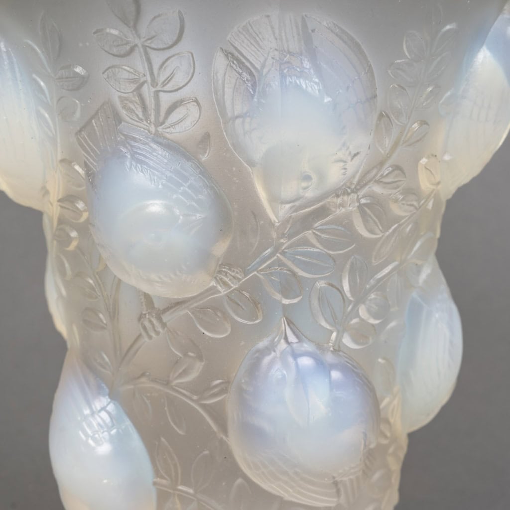 Vase « Saint François » en verre opalescent de René LALIQUE | Biron Vase « Saint François » en verre opalescent de René LALIQUE