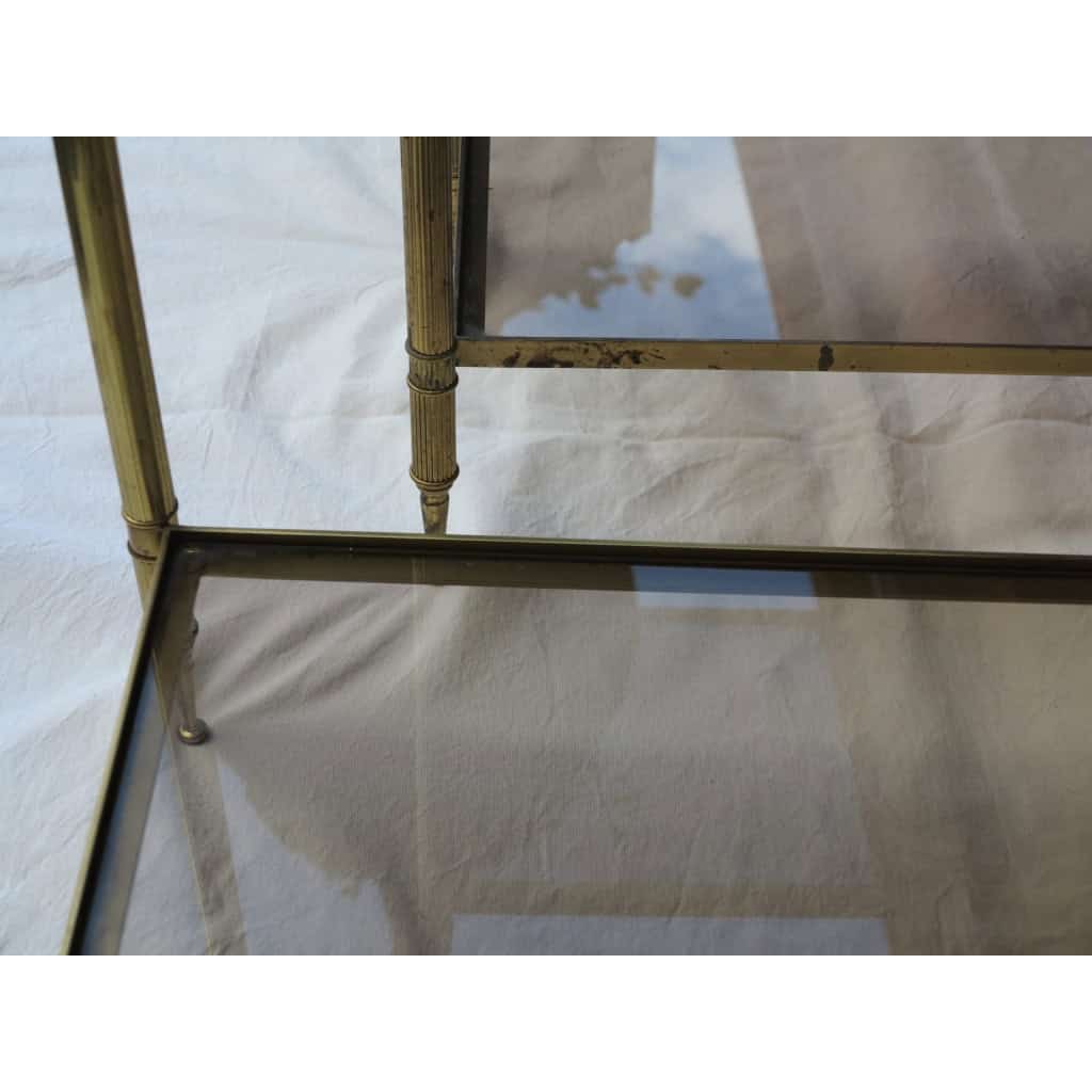 Paire de Bouts de Canapé Rectangulaires Maison Baguès Laiton et Bronze Plateaux Vitres Fumées avec Flammes Olympiques | Biron Paire de Bouts de Canapé Rectangulaires Maison Baguès Laiton et Bronze Plateaux Vitres Fumées avec Flammes Olympiques