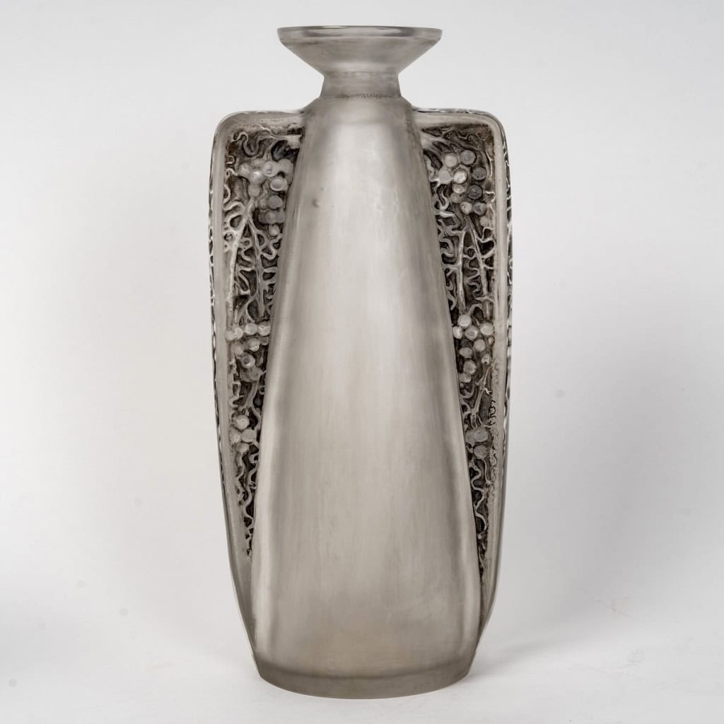 Carafe « Oreilles Gravées » verre blanc patiné gris de René LALIQUE | Biron ||||||||