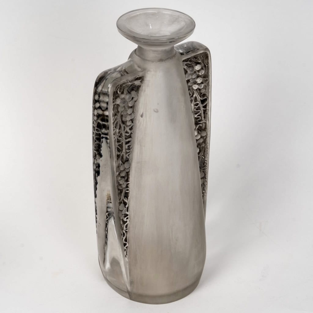 Carafe « Oreilles Gravées » verre blanc patiné gris de René LALIQUE | Biron Carafe "Oreilles Gravées" verre blanc patiné gris de René LALIQUE