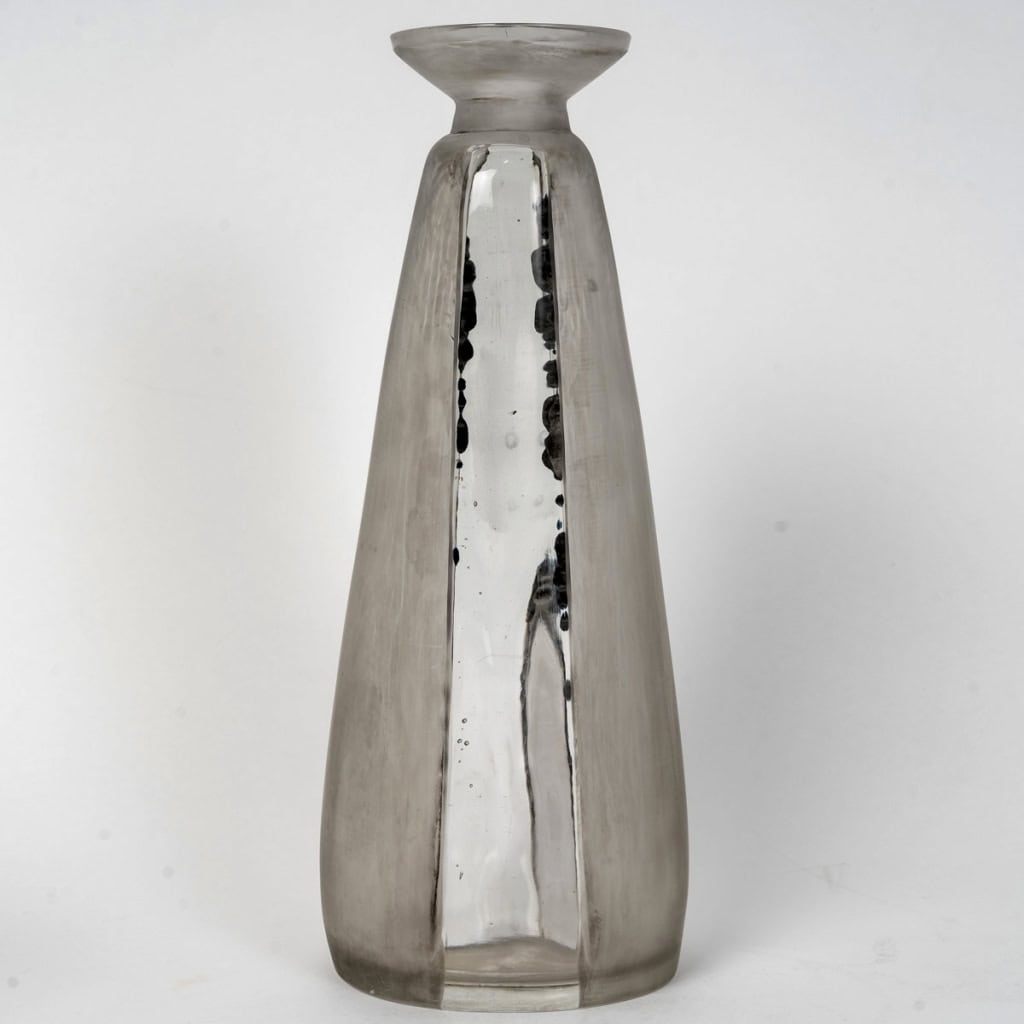 Carafe « Oreilles Gravées » verre blanc patiné gris de René LALIQUE | Biron Carafe "Oreilles Gravées" verre blanc patiné gris de René LALIQUE
