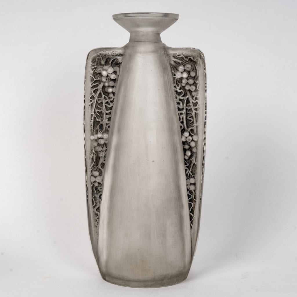Carafe « Oreilles Gravées » verre blanc patiné gris de René LALIQUE | Biron Carafe "Oreilles Gravées" verre blanc patiné gris de René LALIQUE